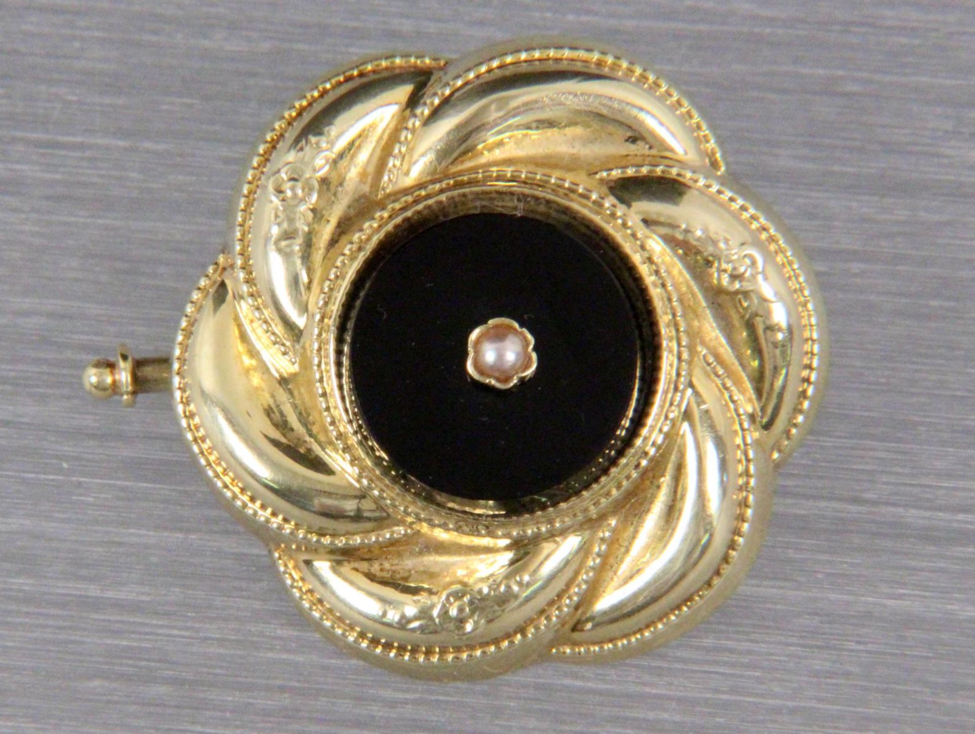 BIEDERMEIERBROSCHE585/000 Gelbgold mit Onyx. D.2,5cm, brutto ca. 4,31gAufrufpreis: 50 EUR

A