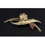 BROSCHE585/000 Gelbgold, besetzt mit 3 Rubinen. L.5cm, Brutto ca. 4,87gAufrufpreis: 70 EUR

A