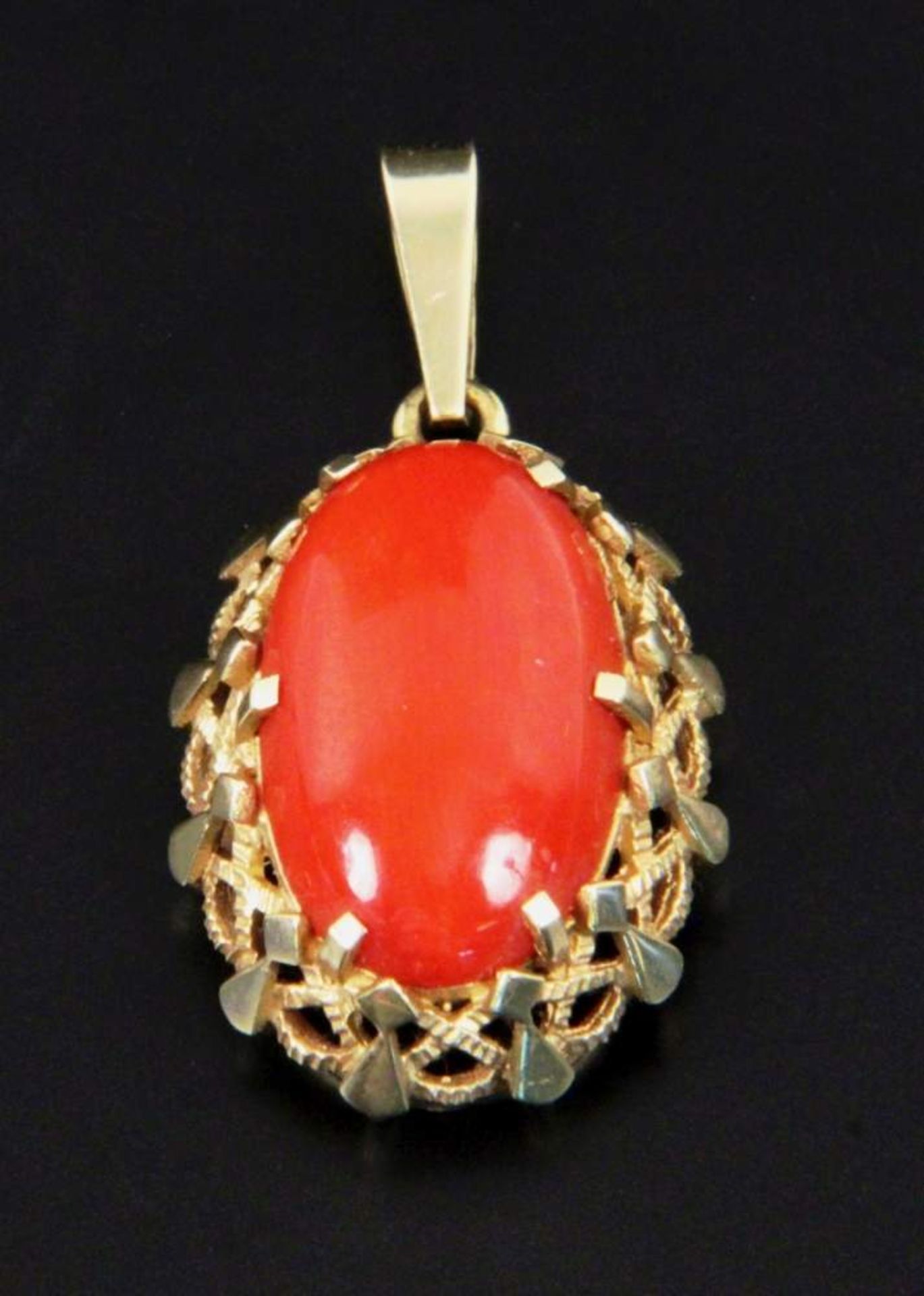 ANHÄNGER MIT KORALLE585/000 Gelbgold. L.2,5cm, Brutto ca. 5,39gAufrufpreis: 40 EUR

A PENDANT WITH