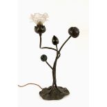 JUGENDSTIL MOHNBLUMEN LAMPEFrankreich um 1900 Patinierte Bronze in Form von 4 Blütenstängeln mit