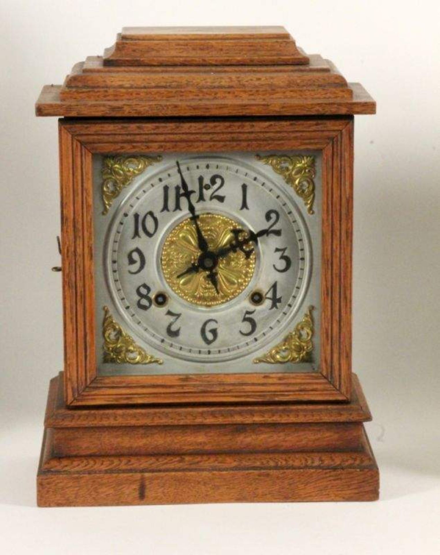 AMERIKANISCHE TISCHUHRAnsonia Clock Co., New York, USA um 1910 Gehäuse aus Eichenholz mit verglaster