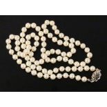 PERLENKETTESchließe 585/000 Weißgold mit SafirenAufrufpreis: 150 EUR

A PEARL NECKLACE14ct white