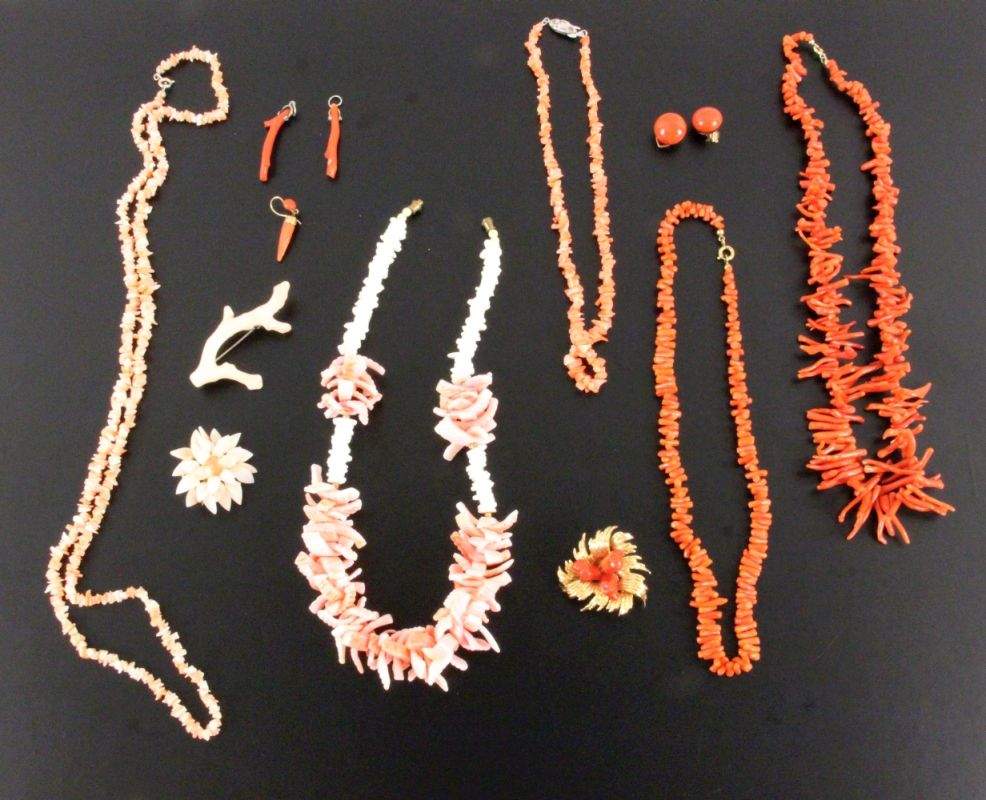 LOT VON 10 TEILEN KORALLENSCHMUCKAufrufpreis: 120 EUR

A LOT OF 10 CORAL JEWELLERY ITEMSOpening