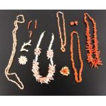 LOT VON 10 TEILEN KORALLENSCHMUCKAufrufpreis: 120 EUR

A LOT OF 10 CORAL JEWELLERY ITEMSOpening