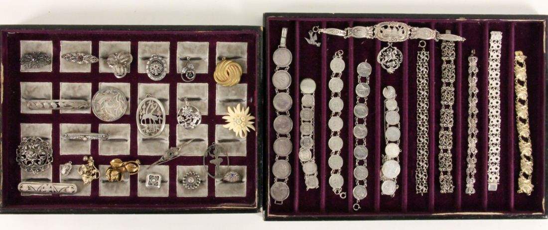 LOT VON 34 TEILEN TRACHTENSCHMUCKmeist SilberAufrufpreis: 180 EUR

A LOT OF 34 COSTUME JEWELLERY