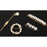 3 PERLENBROSCHEN585/000 Gelbgold. Dazu: Krawattennadel mit Perle und DiamantAufrufpreis: 120 EUR