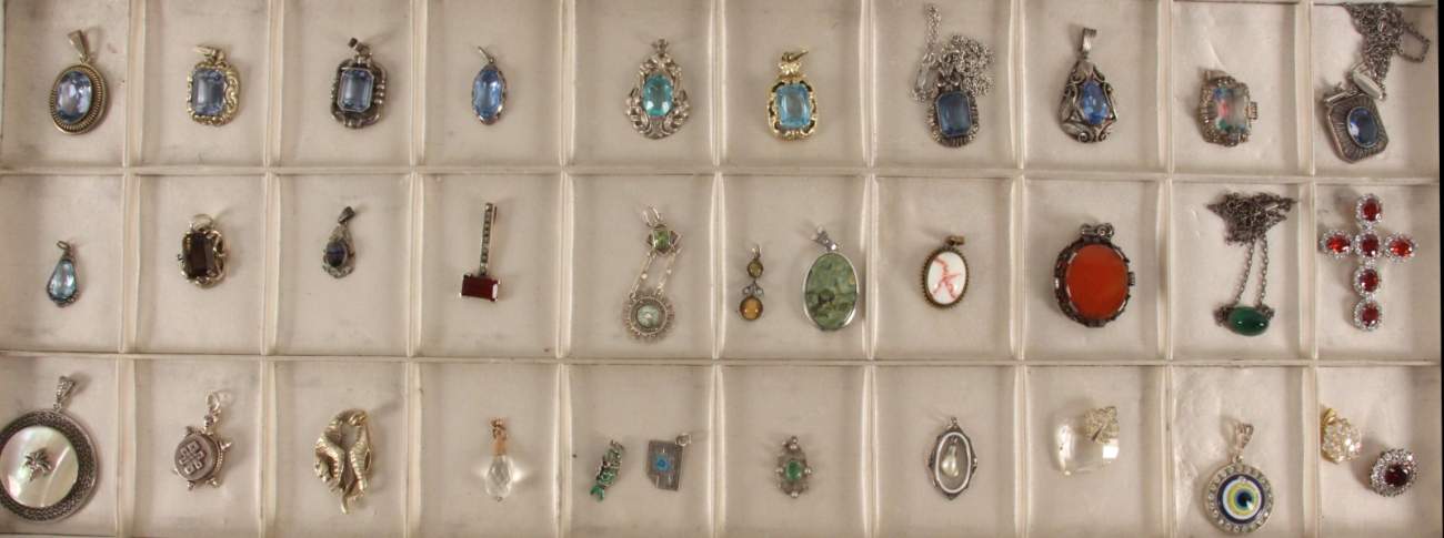 LOT VON 30 SCHMUCKANHÄNGERNmeist Silber mit EdelsteinenAufrufpreis: 120 EUR

A LOT OF 30 JEWELLERY