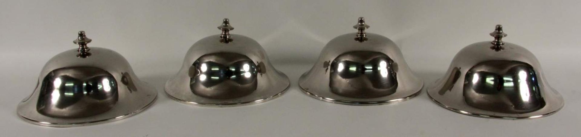 SATZ VON VIER SPEISEHAUBENFrankreich um 1900 Plated. H.14,5cm, D.26,5cmAufrufpreis: 200 EUR

A SET - Bild 2 aus 2