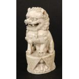 TEMPELLÖWEChina um 1900 Geschnitzte Elfenbeinfigur. H.13cmAufrufpreis: 480 EUR

A TEMPLE