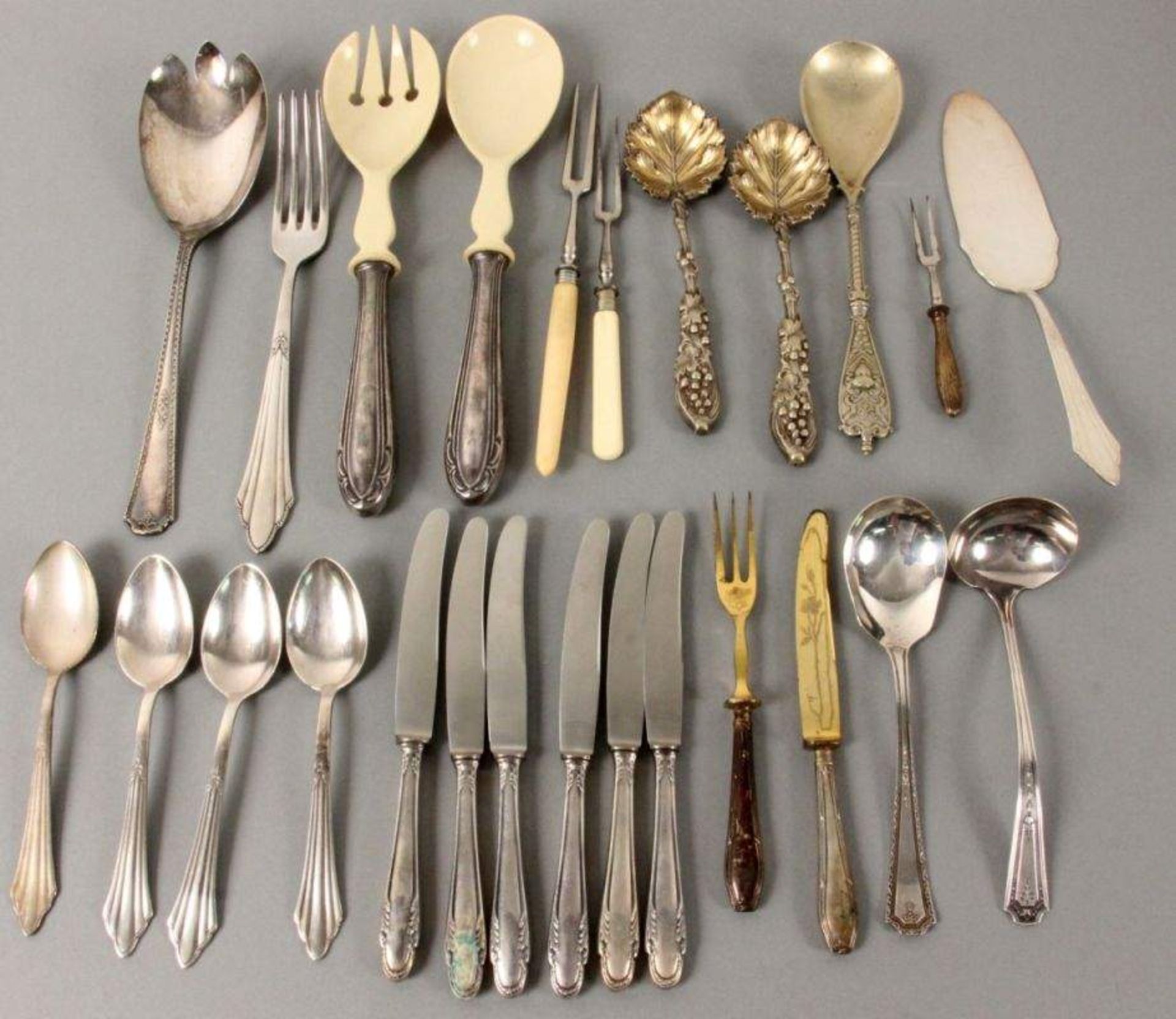 LOT VON 25 BESTECKTEILENVersilbertAufrufpreis: 20 EUR

A LOT OF 25 CUTLERY ITEMSSilverplated.Opening