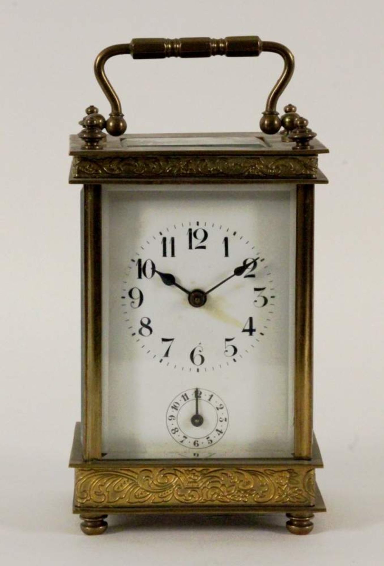 REISEUHR MIT WECKERFUNKTIONFrankreich um 1900 Allseitig verglastes Messinggehäuse. 8-Tagewerk mit