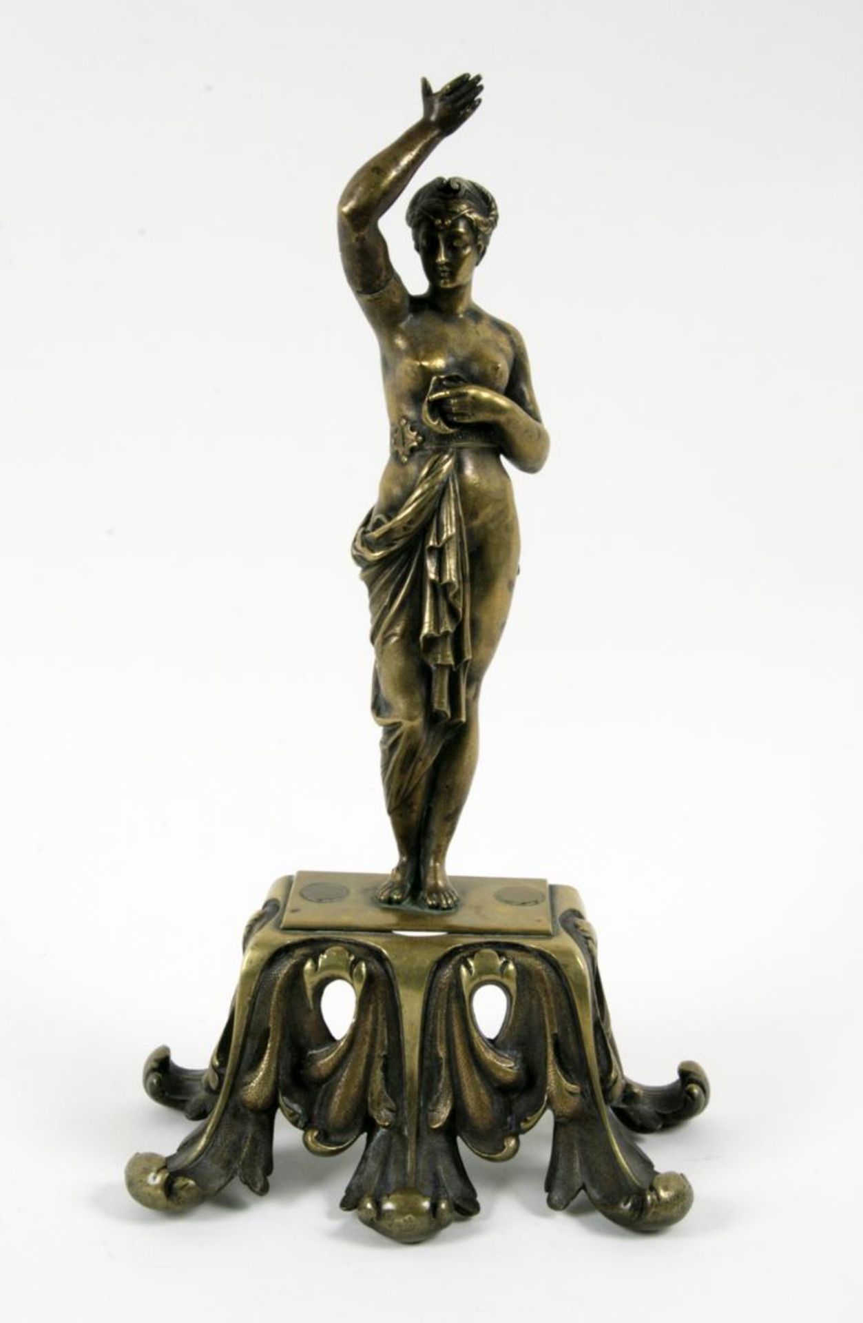 ANTIKE TEMPELTÄNZERINFrankreich, 19.Jh. Vergoldete Bronze einer stehenden halbnackten Tänzerin auf
