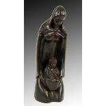 MADONNA MIT KIND20.Jh. Aus hartem Ebenholz Holz geschnitzte Skulptur. H.37cm. Kleine Risse.