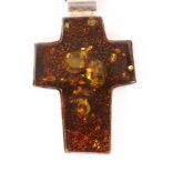 BERNSTEINANHÄNGERmit Silberfassung und Silberkette. 80x50mm, L.60cmAufrufpreis: 90 EUR

AN AMBER