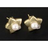 PAAR OHRSTECKER, 585/000 Gelbgold mitPerle und DiamantAufrufpreis: 80 EUR

A PAIR OF STUD