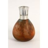 LAMPE BERGERFrankreich Behälter aus farbig marmoriertem Glas. Bez.: Lampe Berger, Made in France.