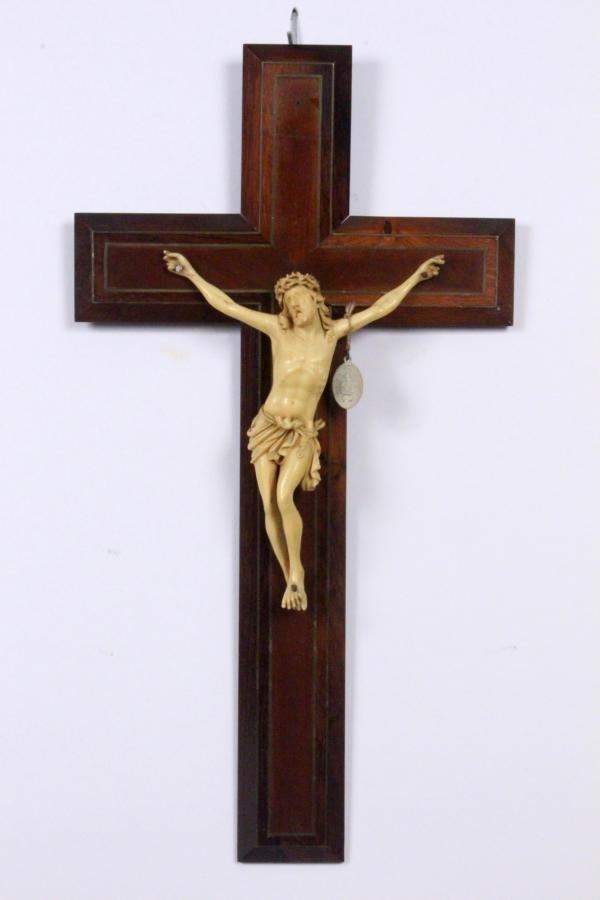 KRUZIFIXHolzkreuz mit Christus aus elfenbeinfarbiger Masse. H.40cmAufrufpreis: 60 EUR

A CRUCIFIXA