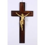 KRUZIFIXHolzkreuz mit Christus aus elfenbeinfarbiger Masse. H.40cmAufrufpreis: 60 EUR

A CRUCIFIXA