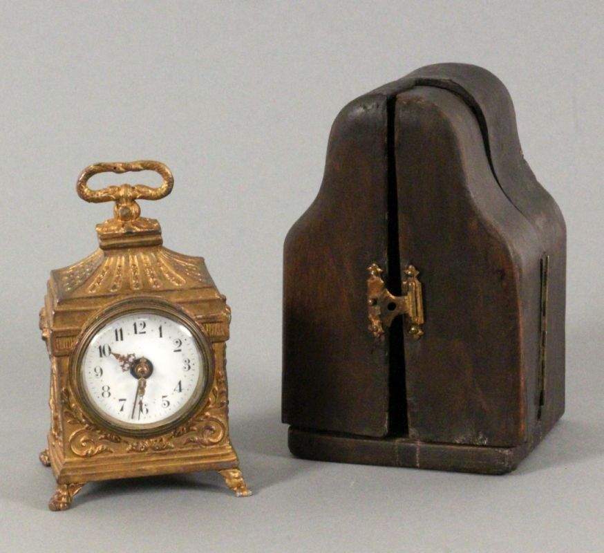 MINIATURPENDULE MIT WECKERFrankreich um 1880. Goldfarbenes Metallgehäuse, Pendulenwerk mit Schlag - Image 2 of 3