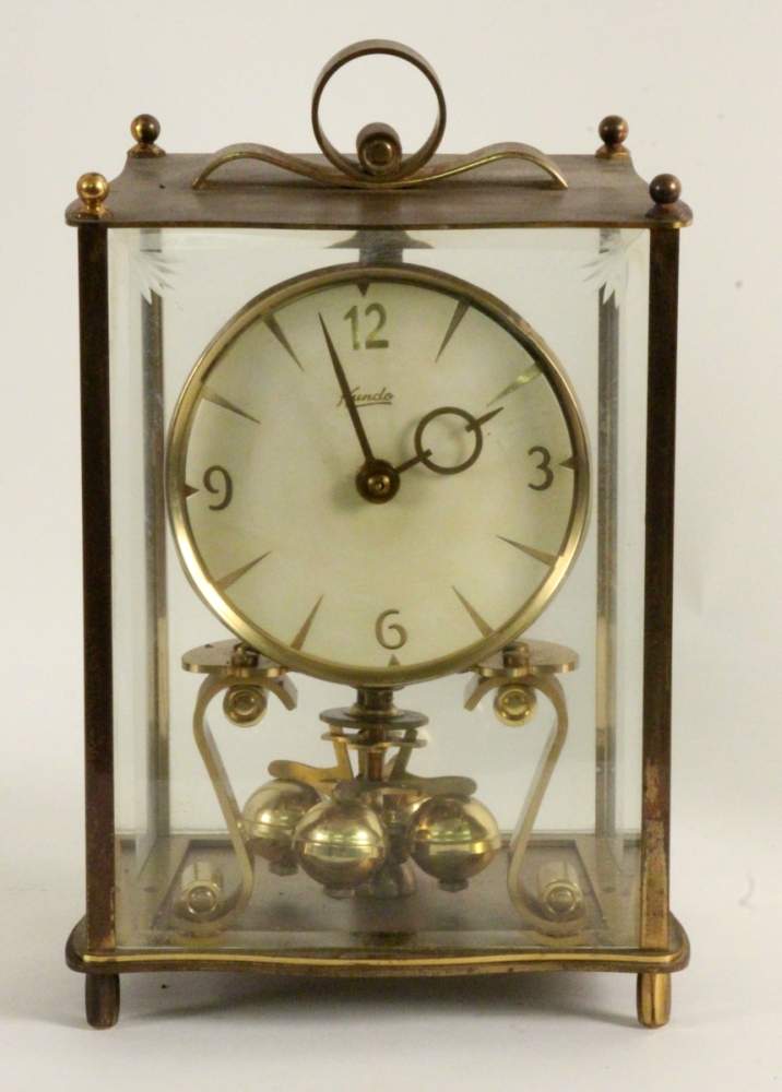 KUNDO JAHRESUHRVerglastes Messinggehäuse. H.21cmAufrufpreis: 20 EUR

A KUNDO ANNIVERSARY CLOCKGlazed