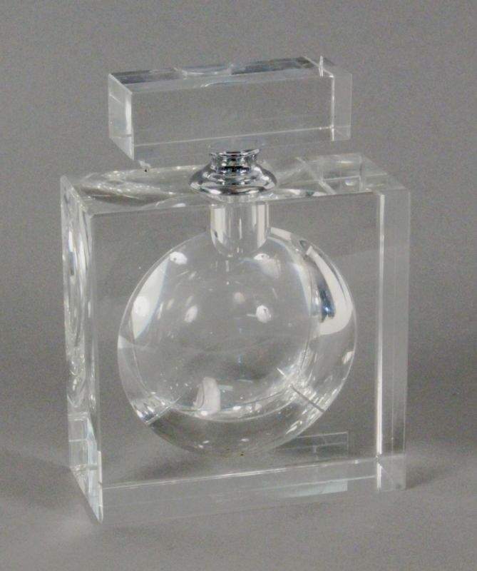 PARFUM FLAKONFarbloses Glas mit Schraubdeckel. H.15cmAufrufpreis: 40 EUR

A PERFUME BOTTLEColourless