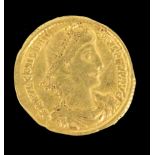 RÖMISCHE GOLDMÜNZEConstantinus II, um 337/347 n.Chr. AV-Solidus. D.21,5mm, ca. 4,12gAufrufpreis: 400
