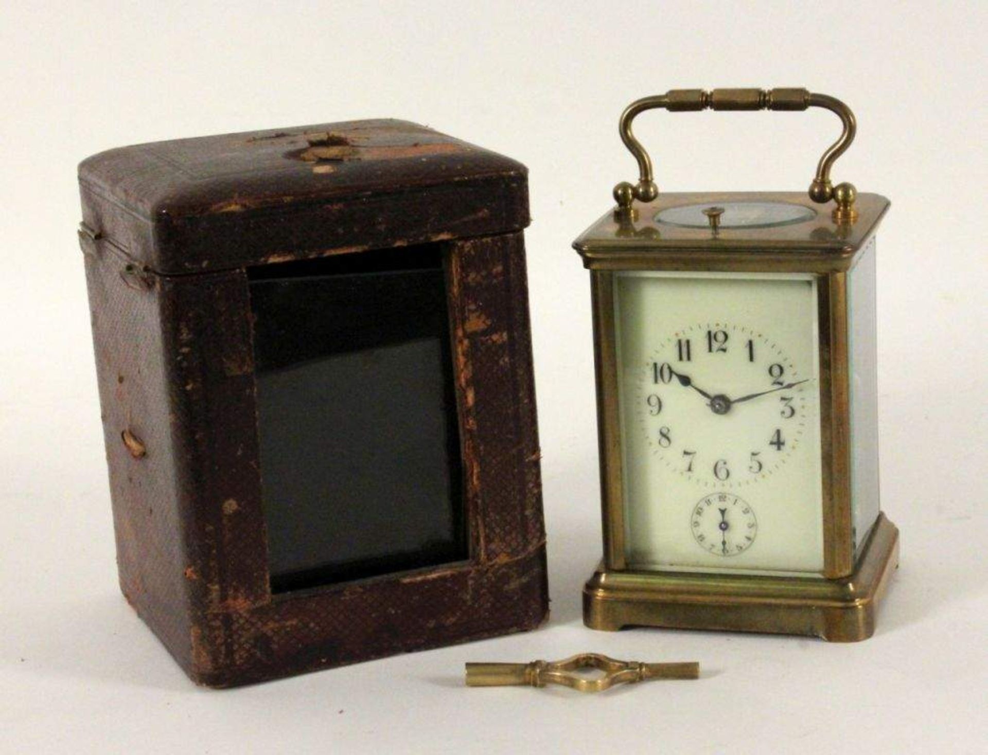 REISEUHR MIT WECKERFUNKTIONEngland um 1900 Allseitig verglastes Messinggehäuse. 8-Tagewerk mit