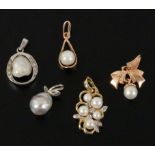 5 PERLENANHÄNGER585/000 GoldAufrufpreis: 90 EUR

5 PEARL PENDANTS14ct gold.Opening price: 90 EUR