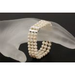 3-REIHIGES PERLENARMBAND333/000 Weißgold. L.19cmAufrufpreis: 90 EUR

A 3 STRANDS PEARL BRACELET8ct