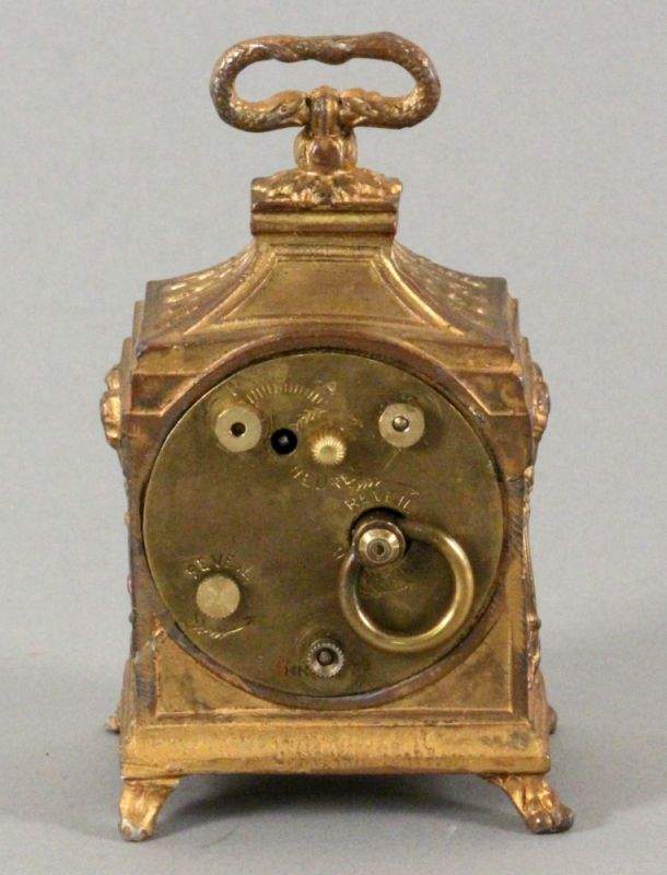 MINIATURPENDULE MIT WECKERFrankreich um 1880. Goldfarbenes Metallgehäuse, Pendulenwerk mit Schlag - Image 3 of 3