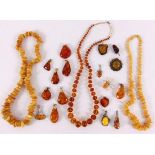 LOT VON 20 TEILEN BERNSTEINSCHMUCKAufrufpreis: 180 EUR

A LOT OF 20 AMBER JEWELLERY ITEMSOpening