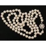 PERLENKETTESchließe 585/000 Weißgold mit Perle. L.90cmAufrufpreis: 150 EUR

A PEARL NECKLACE14ct