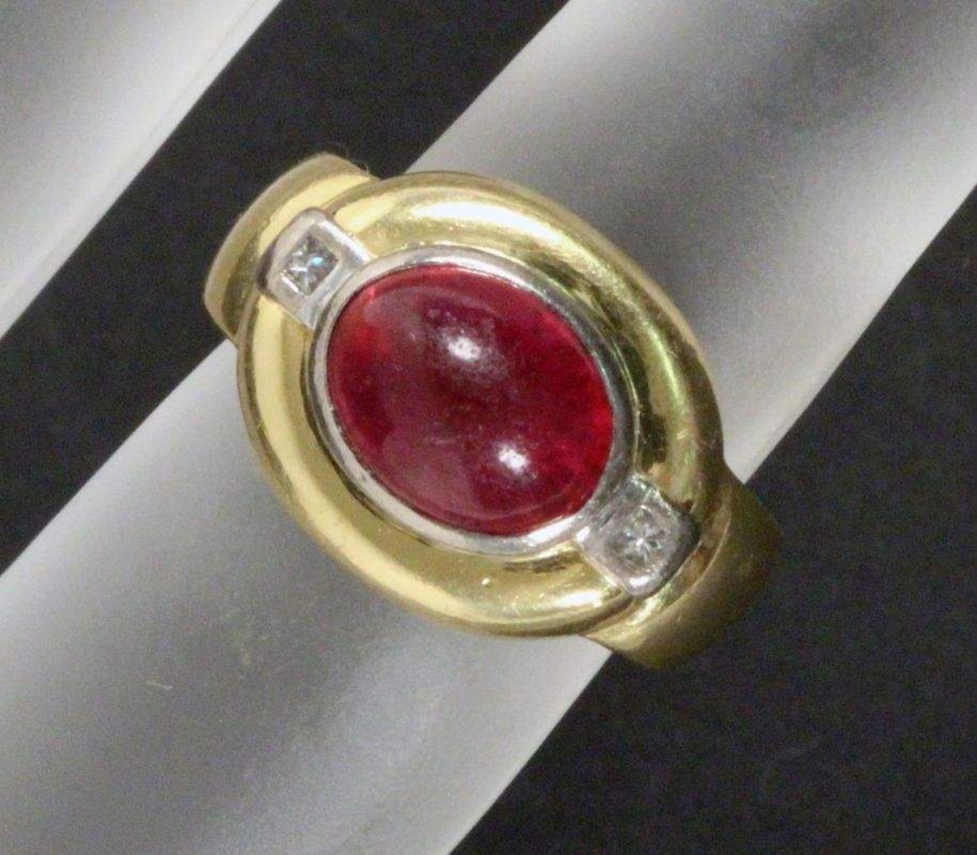 RUBINRING 750/000 Gelbgold mit 2 Diamanten und Rubin-Cabochon. Ca. 15,52g, Ringmaß ca.