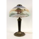 TISCHLAMPEMetallfuß. Lampenschirm aus Glas mit farbigem Landschaftsdekor. H.53cm. Unwesentl.