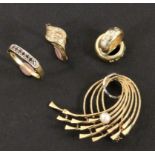 KONVOLUT GOLDSCHMUCK 585/000 Gelbgold. 2 Ringe, Paar Creolen und Brosche. Zus. ca. 17,