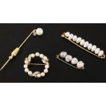 3 PERLENBROSCHEN585/000 Gelbgold. Dazu: Krawattennadel mit Perle und DiamantAufrufpreis: 90 EUR

3