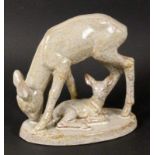 REH MIT KITZGrau glasierte Keramik. Bez. "Rudolf Rempel Bildhauer". H. 18 cm.Aufrufpreis: 35 EUR