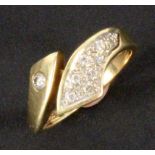 DIAMANTRING 585/000 Gelb- und Weißgold mit 9 Diamanten von zus. ca. 0,2ct. Brutto ca. 4,23g, Ringmaß