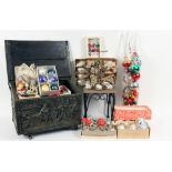 WEIHNACHTSSCHMUCKLot von ca. 150 Teile. Dazu: WindspielAufrufpreis: 100 CHRISTMAS DECORATIONLot of