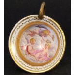 BIEDERMEIERTASSEDeutsch um 1825 Teetasse mit farbig gemalten Putti und Goldstaffage. H.6,3cm.