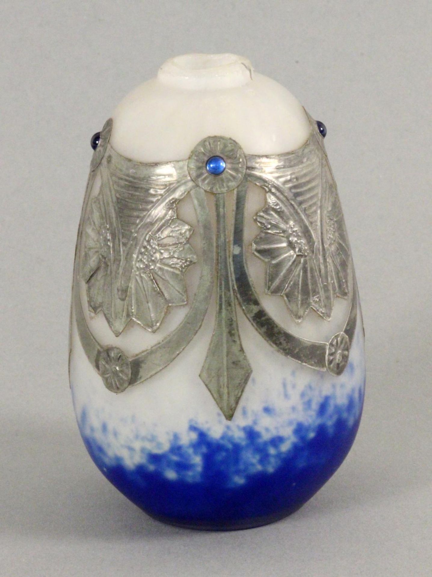 ART DECO ZIERVASEFrankreich um 1925 Milchig weißes Glas mit blauen Pulvereinschmelzungen. Zinnmontur