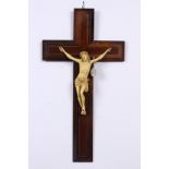 KRUZIFIXHolzkreuz mit Christus aus elfenbeinfarbiger Masse. H.40cmAufrufpreis: 60 A CRUCIFIXA wooden