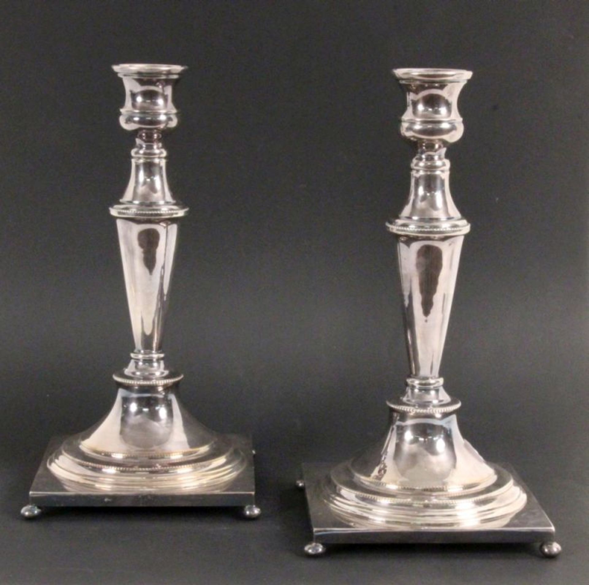 PAAR VERSILBERTE KERZENLEUCHTERH.28cmAufrufpreis: 90 A PAIR OF SILVERED CANDLESTICKS28cm high.