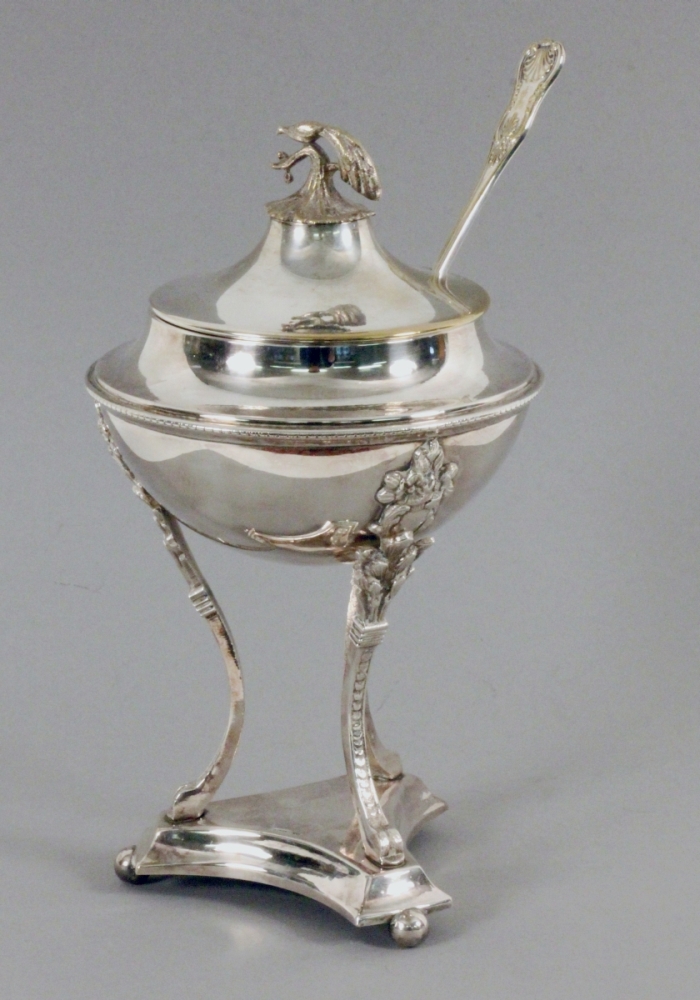 ZUCKERSCHALE MIT LÖFFELVersilbertes Metall. Gest. H.27cmAufrufpreis: 20 A SUGAR BOWL WITH