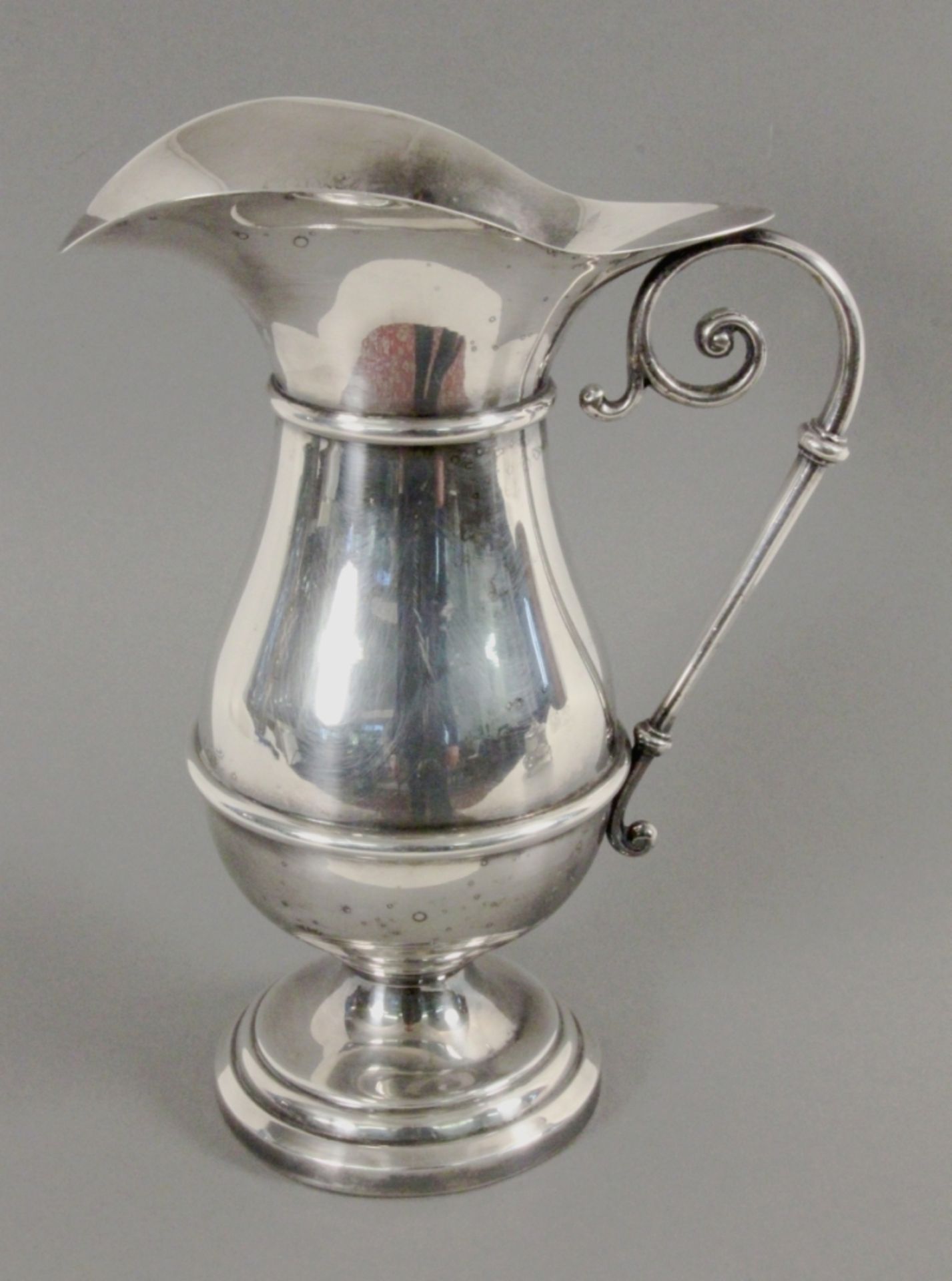 SCHENKKANNEVersilbertes Metall. H.25,5cmAufrufpreis: 40 A JUGSilver-plated metal, 25.5cm high.