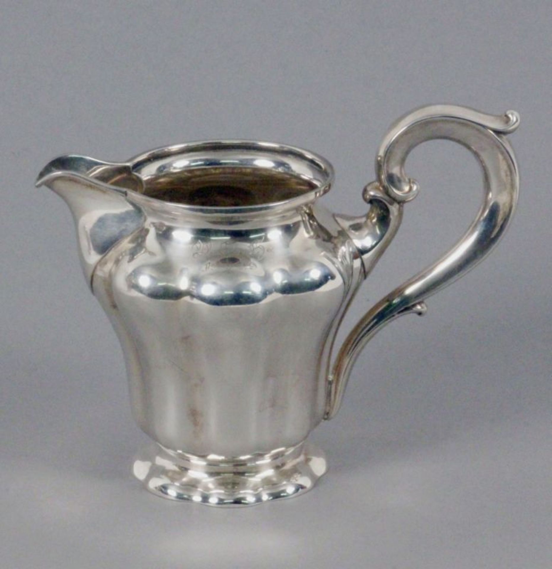 MILCHKÄNNCHENSchweden Silber, Barockform. Gest. H.12cm, ca. 172g.Aufrufpreis: 80 A MILK JUGSweden