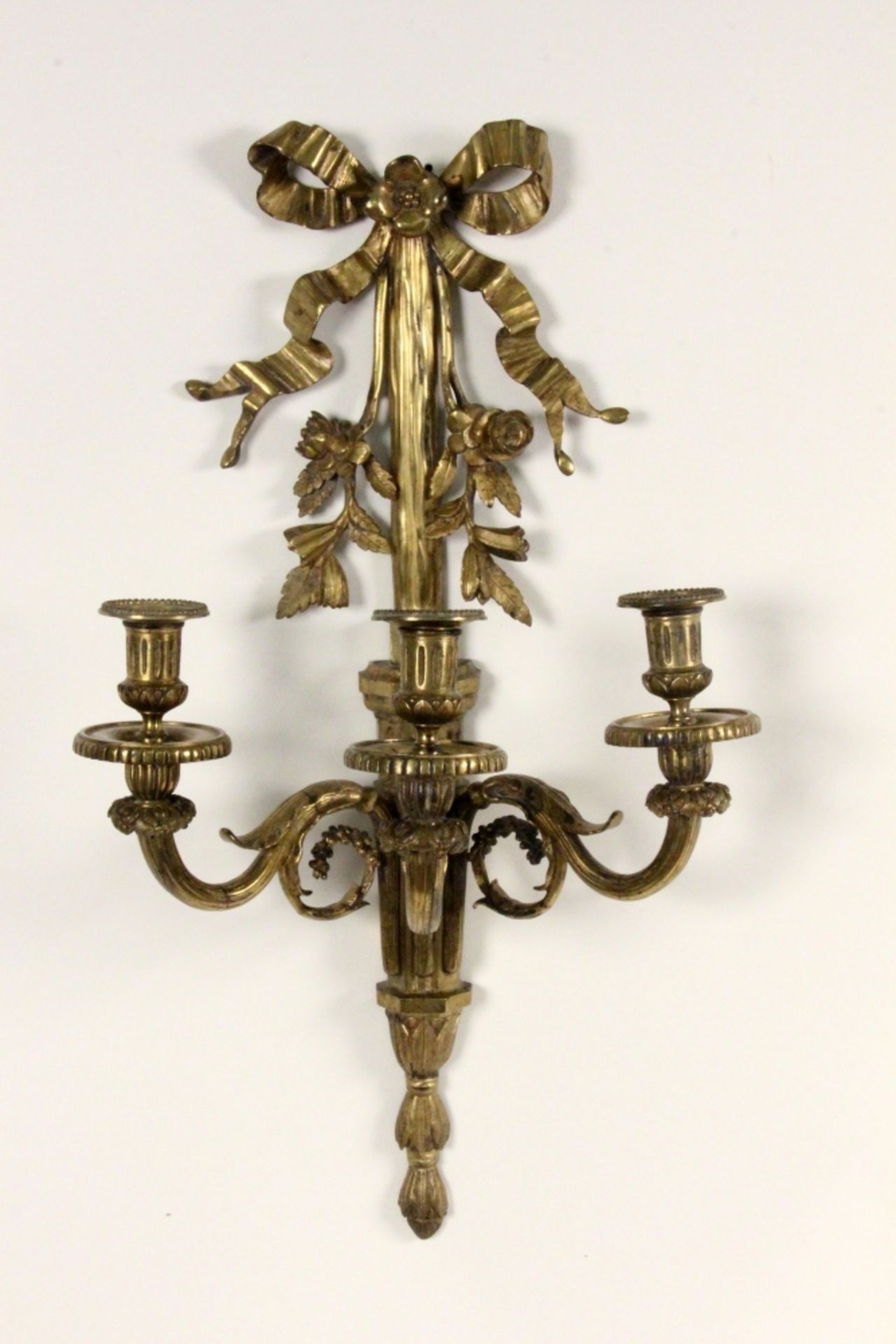 GROSSER WANDLEUCHTER IM BAROCKSTILFrankreich, 19.Jh. 3-flammiger Leuchter aus vergoldeter Bronze.