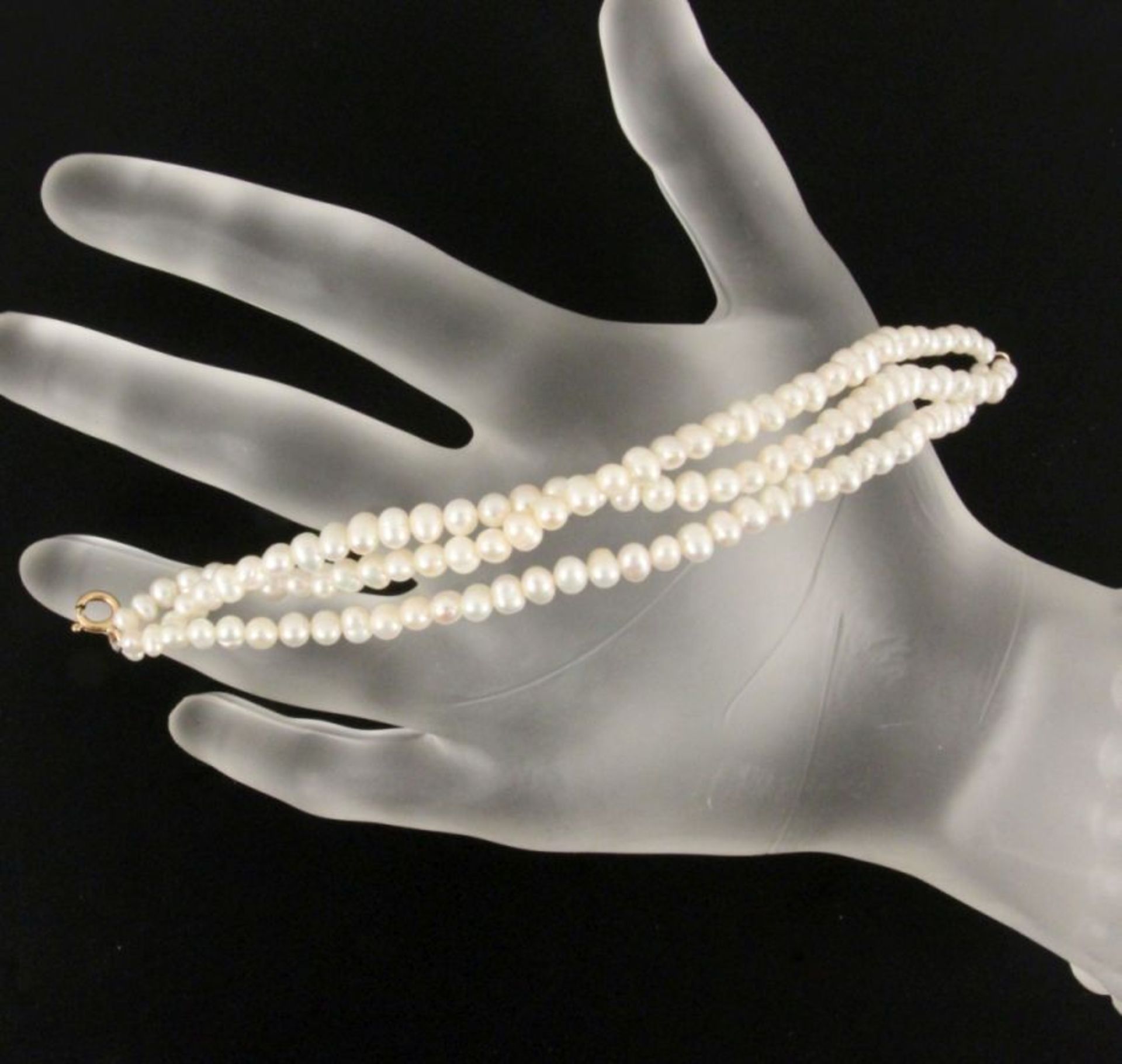 3-REIHIGES PERLENARMBANDmit 585/000 Goldschließe. D. ca. 4mm, L.17cmAufrufpreis: 60 A 3 STRAND PEARL