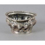 SCHALZSCHÄLCHENSilber. Gest. H.3,8cm, ca. 34gAufrufpreis: 20 A SALT BOWLSilver, hallmarked, 3.8cm