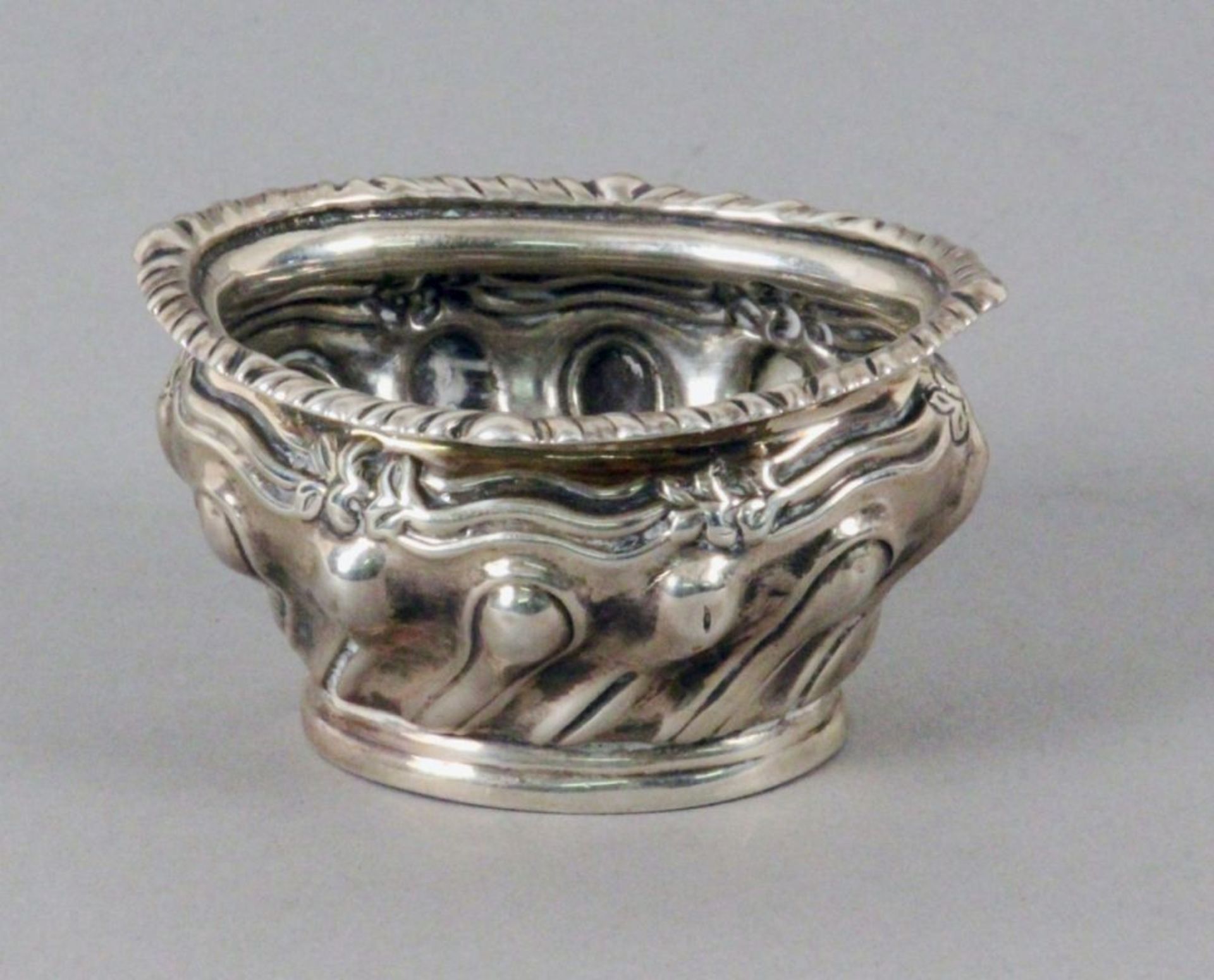 SCHALZSCHÄLCHENSilber. Gest. H.3,8cm, ca. 34gAufrufpreis: 20 A SALT BOWLSilver, hallmarked, 3.8cm